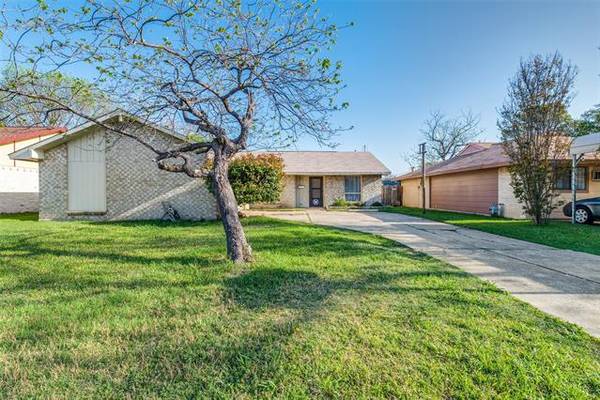 414 Oak Ridge Place, Grand Prairie, TX 75052