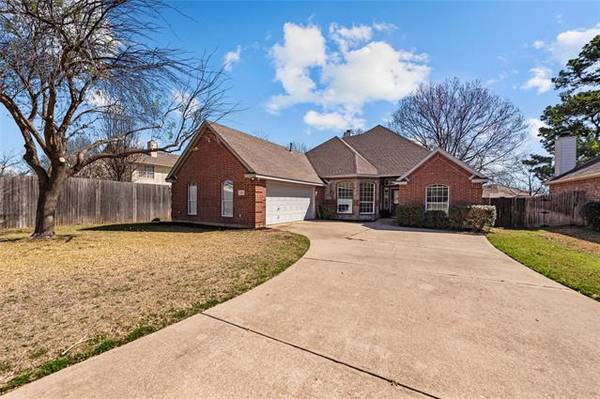 7201 Garden Green Drive, Arlington, TX 76001