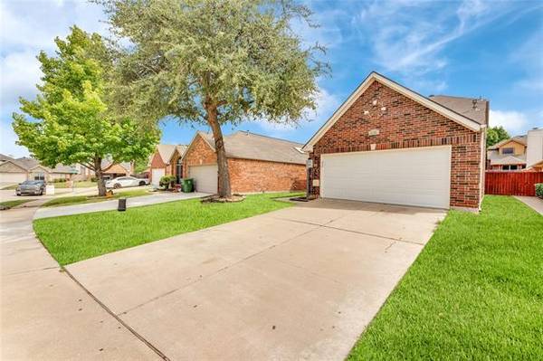 2103 Acosta Lane, Lewisville, TX 75067