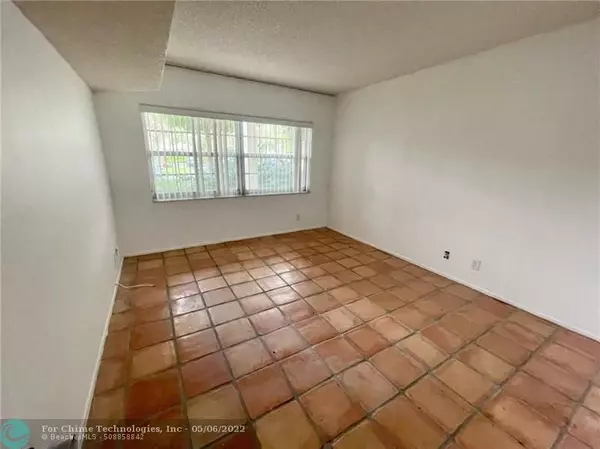 Pompano Beach, FL 33069,535 Oaks Dr  #102