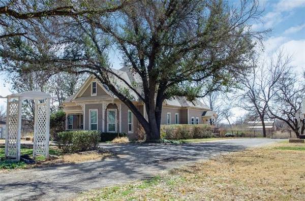 445 W Belknap Street, Jacksboro, TX 76458