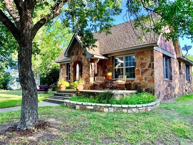 305 E Grand Avenue, Comanche, TX 76442