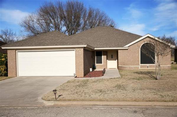 107 Hogan Drive, Comanche, TX 76442