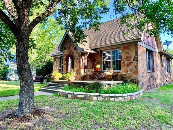 305 E Grand Avenue, Comanche, TX 76442