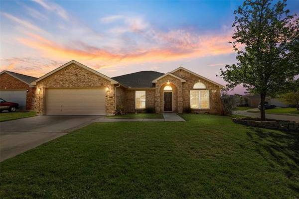 1173 Snowbird Court, Benbrook, TX 76126