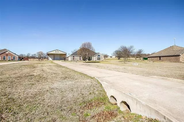 129 Lost Oak Drive, Azle, TX 76020