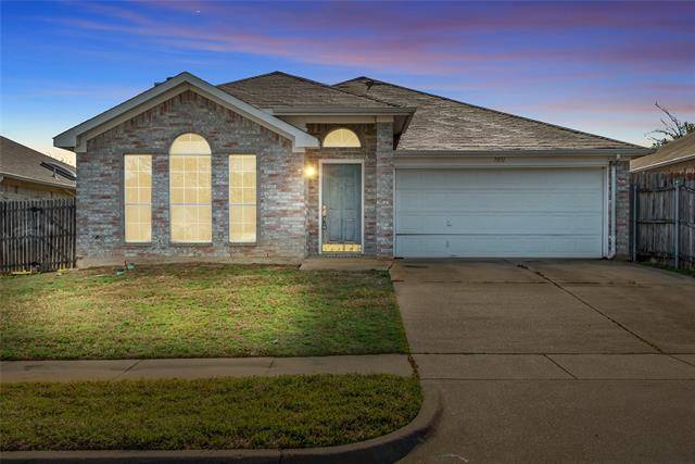 7031 Rovato Drive, Arlington, TX 76001