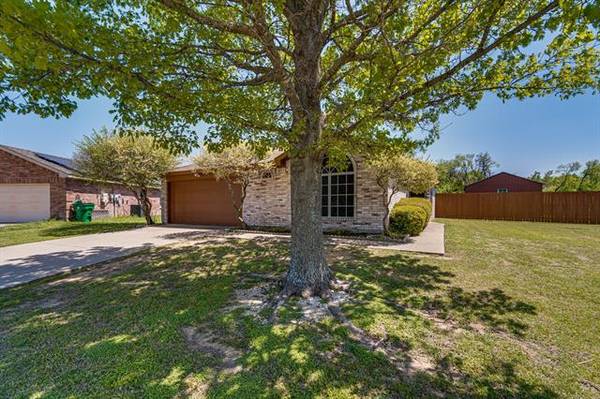 928 Creekview Drive, Waxahachie, TX 75165