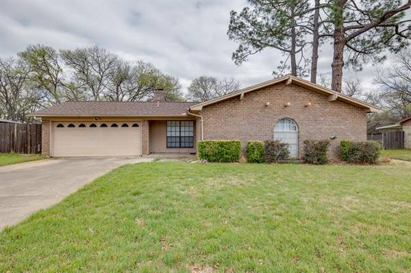 900 Warwick Street, Bedford, TX 76022