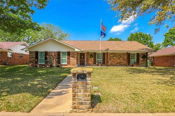 2203 Briarwood Boulevard, Arlington, TX 76013