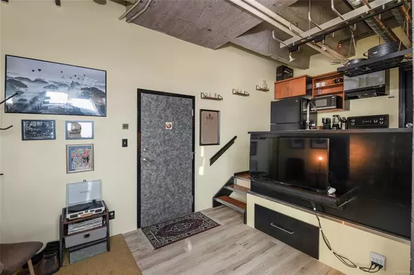 Victoria, BC V8V 5A1,1061 Fort St #401