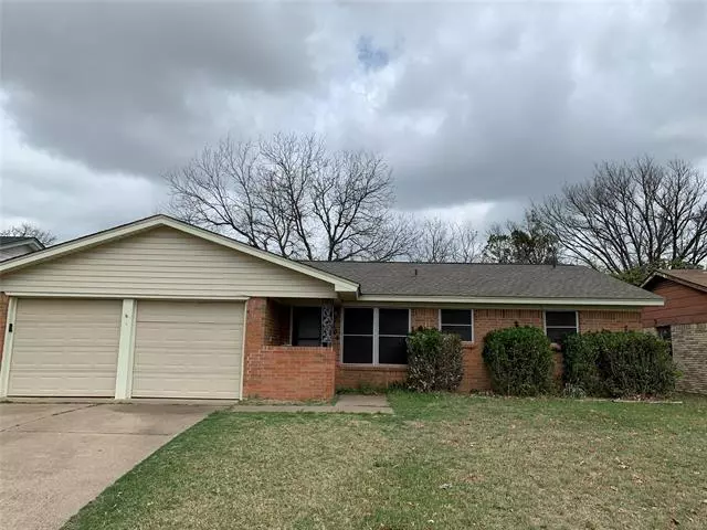 404 Douglas Street, Burleson, TX 76028