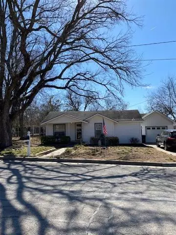 210 E 7th Street, Weatherford, TX 76086