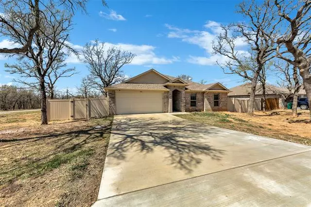 201 Shady Oaks Drive, Runaway Bay, TX 76426