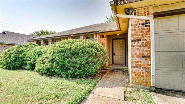 823 Simon Drive, Cedar Hill, TX 75104