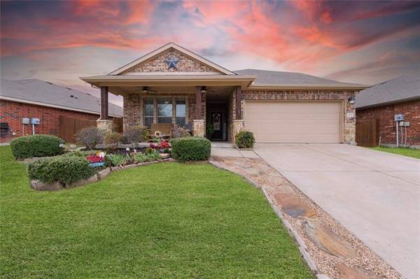 2033 Samantha Lane, Heartland, TX 75126