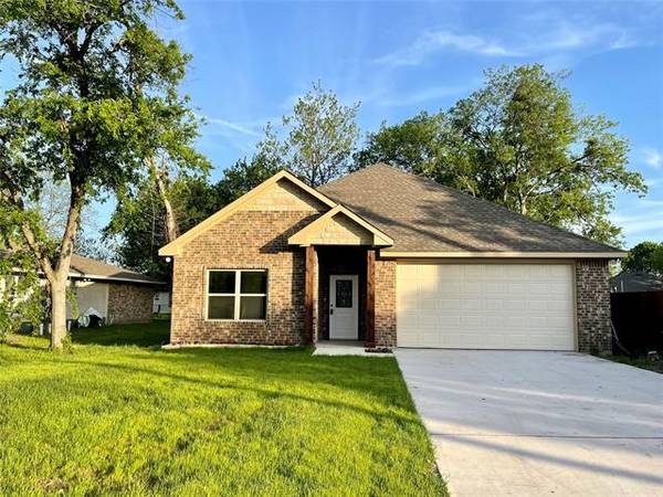 105 E Buck Street, Ennis, TX 75119