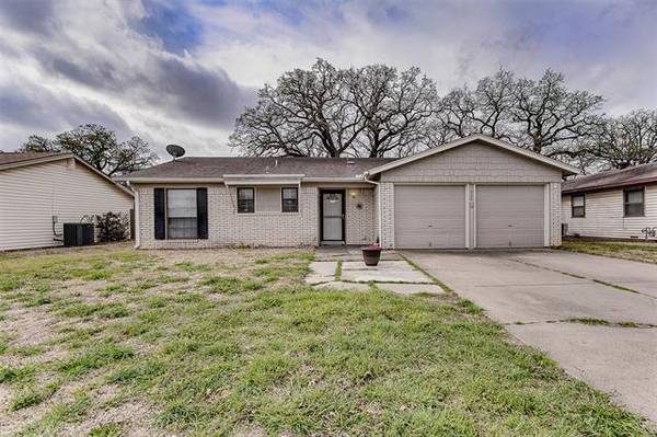 924 Shady Oaks Drive, Kennedale, TX 76060