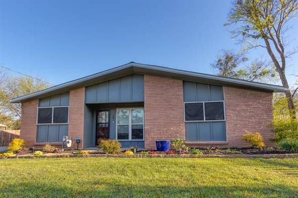 514 W Walcott Street, Pilot Point, TX 76258