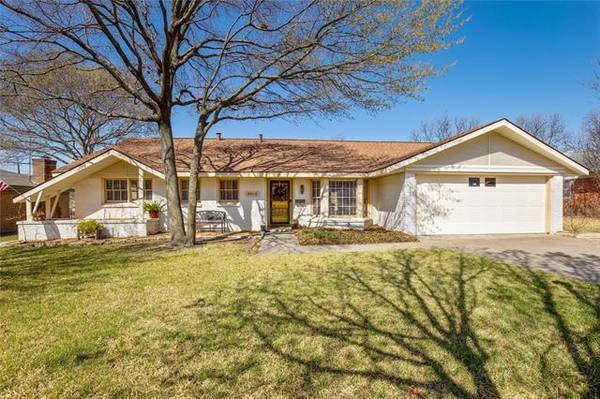 3808 Marys Creek Drive, Benbrook, TX 76116