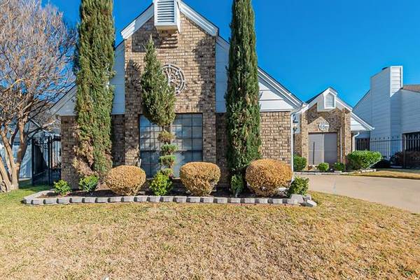 1608 Autumn Chase Square, Bedford, TX 76022