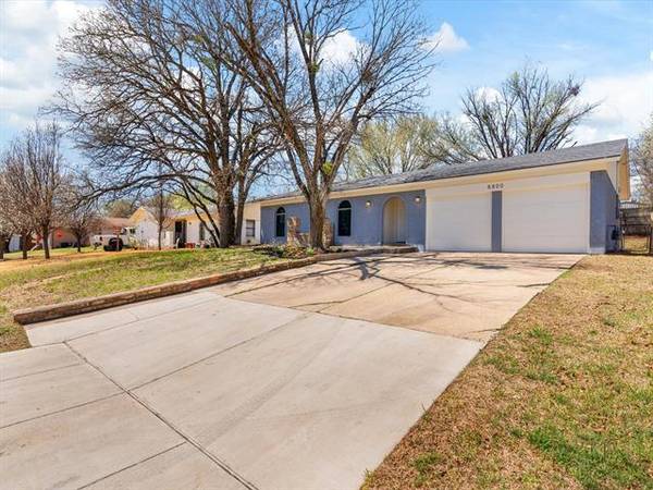 6800 Trailwood Drive, Forest Hill, TX 76140