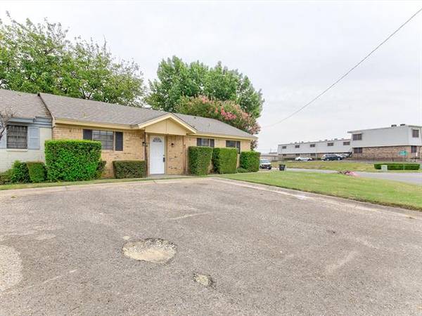 1520 Crestridge #B,  Cleburne,  TX 76033