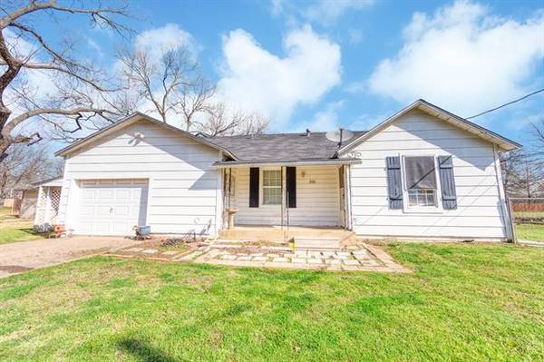 300 W White Street, Pilot Point, TX 76258