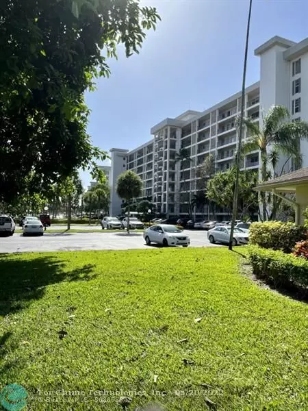 Pompano Beach, FL 33069,3150 N Palm Aire Dr  #903