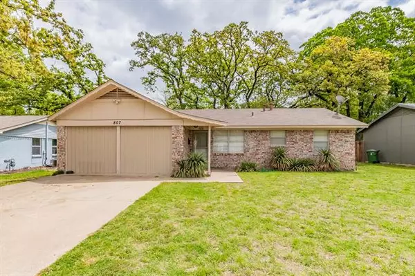 807 Clover Park Drive, Arlington, TX 76013