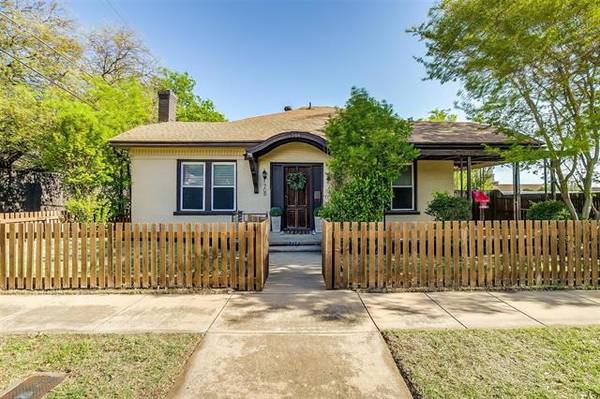 708 W Powell Avenue,  Fort Worth,  TX 76110