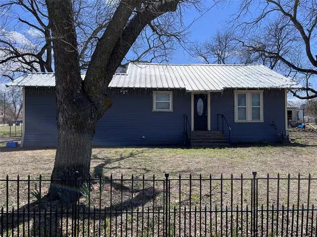 224 E Oak Avenue, De Leon, TX 76444