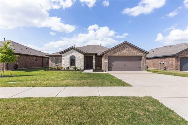 1338 Winding Hollow Drive, Grand Prairie, TX 75052