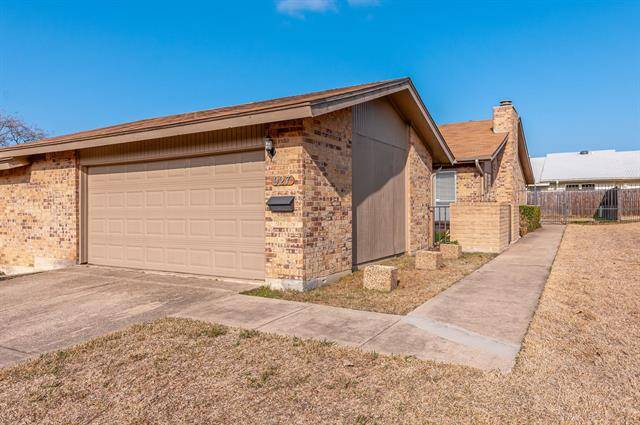 927 Shady Creek Lane, Bedford, TX 76021