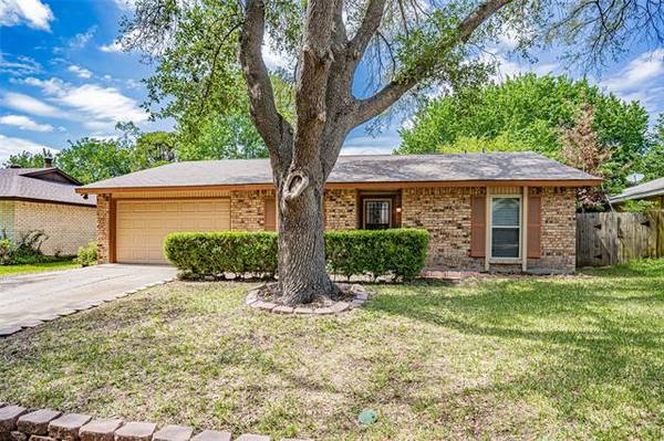 414 E Grenoble Drive, Grand Prairie, TX 75052