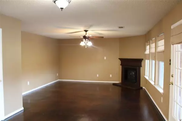 Desoto, TX 75115,712 Forest Creek