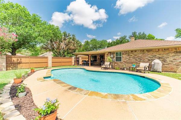 8617 Edgebrook Terrace, Benbrook, TX 76116