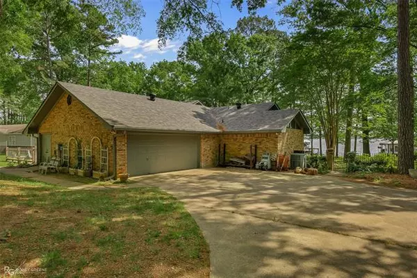 Benton, LA 71006,736 W lakeshore