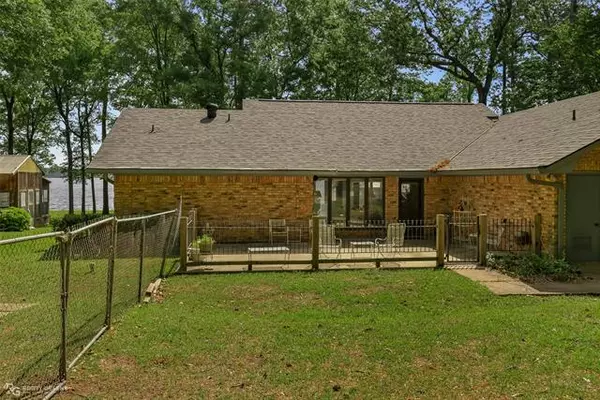 Benton, LA 71006,736 W lakeshore