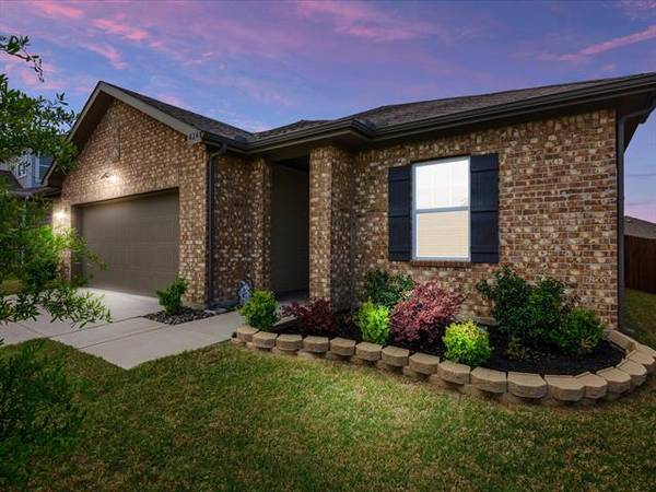 424 Dove Creek Lane, Glenn Heights, TX 75154