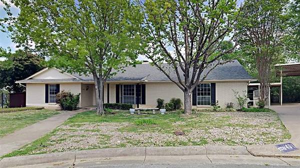 401 Lake Louise Court, Fort Worth, TX 76103