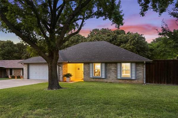 320 Oakwood Circle, Shady Shores, TX 76208