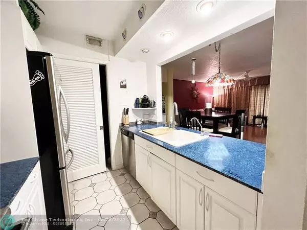 Fort Lauderdale, FL 33315,900 River Reach Dr  #504