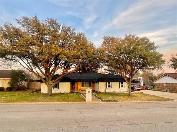 2804 Hurstview Drive, Hurst, TX 76054