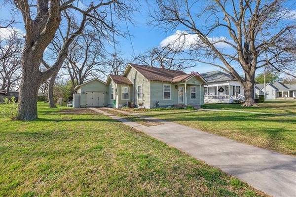 1010 W 11th Street, Clifton, TX 76634