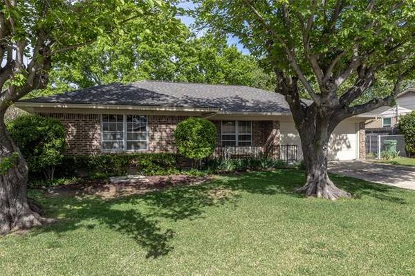 1117 Greendale Drive, Bedford, TX 76022