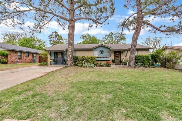 808 Dee Lane, Bedford, TX 76022