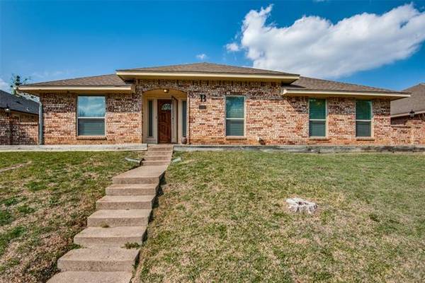 319 Meadowcreek Drive, Duncanville, TX 75137