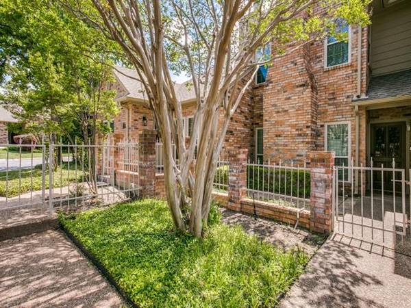 1217 Woodland Park Drive, Hurst, TX 76053