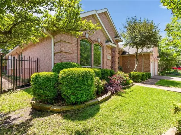 Bedford, TX 76021,2724 Holly Brook Court